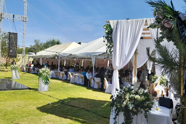 Pérgola decorada para pareja