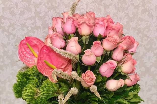 Copa con rosas y anturios