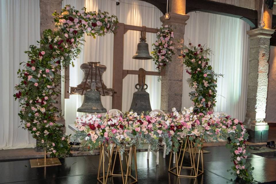 Decoración mesa de novios