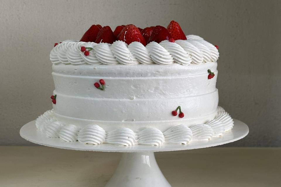 Pastel decorado con fresas