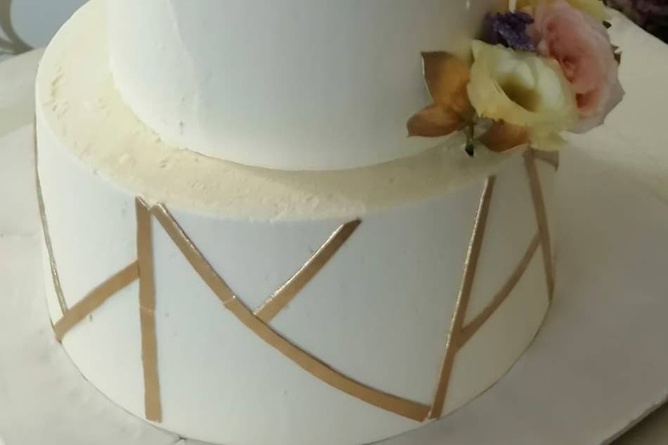 Pastel decorado con tiras de oro