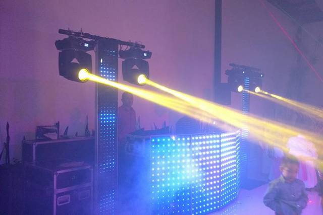 Cabina de DJ y torres de LED