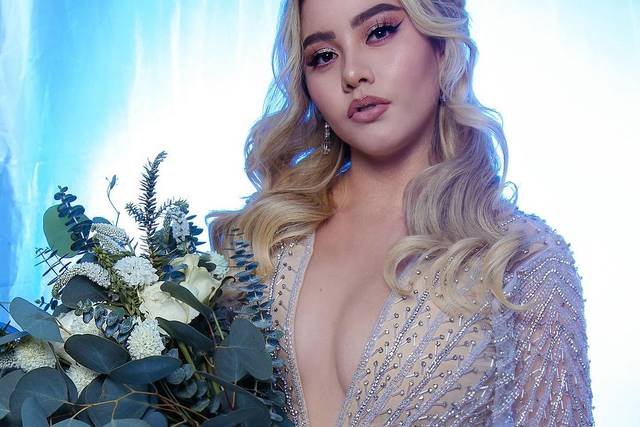 Novia sosteniendo su ramo de rosas blanco