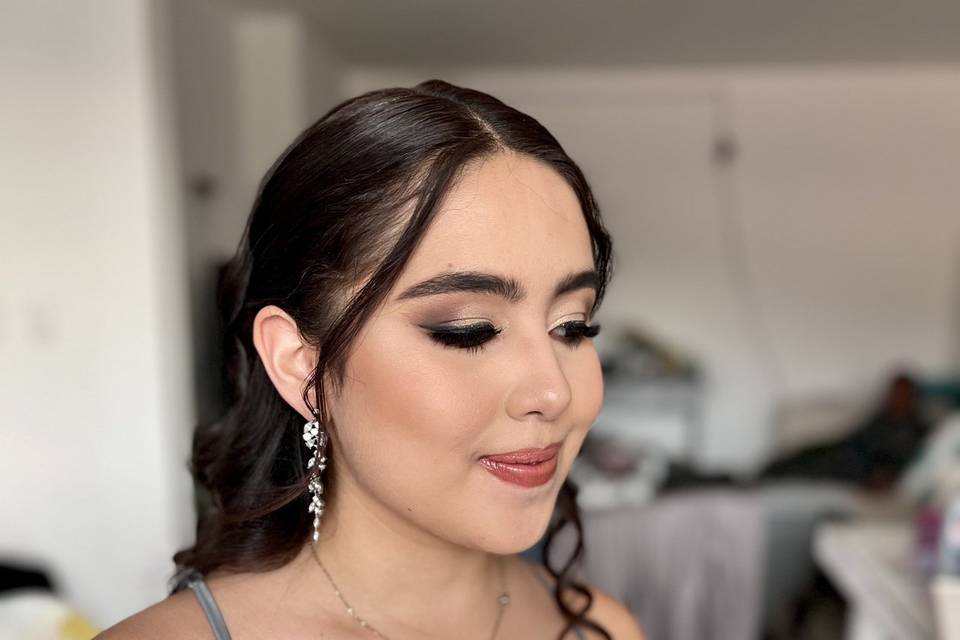 Maquillaje y peinado