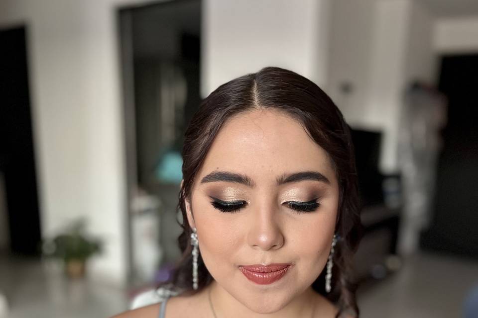 Maquillaje y peinado