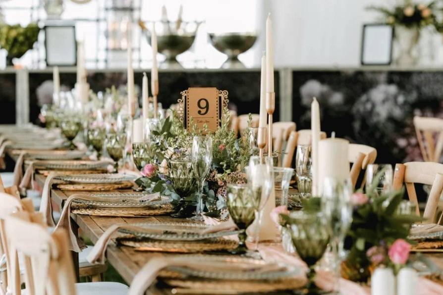 Mesa decorada con flores y velas