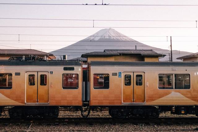 Tren con el monte Fuji
