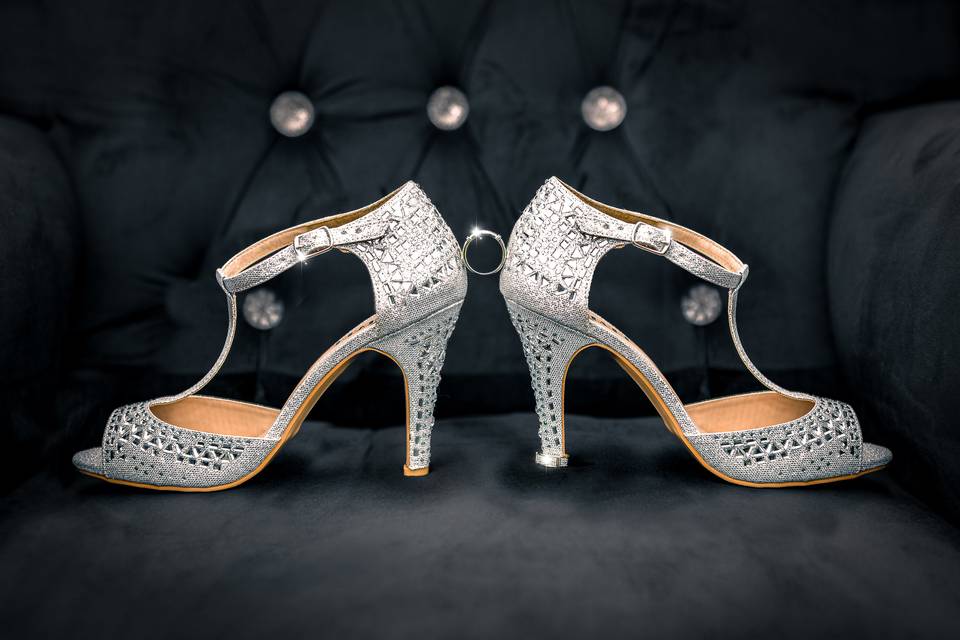 Detalle zapatos y anillo novia
