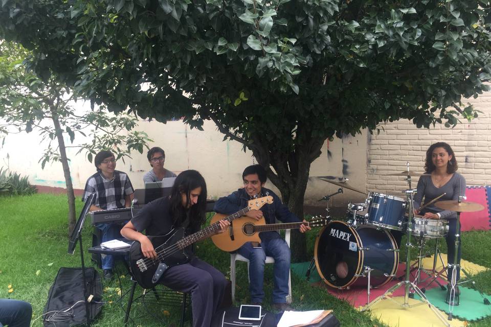 Tocando al aire libre