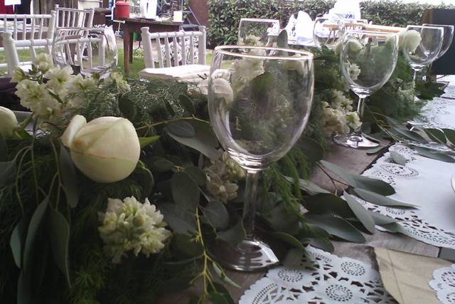Arreglo con rosas y eucaliptos