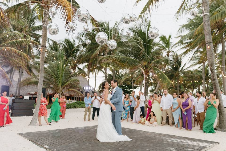 Novios en playa