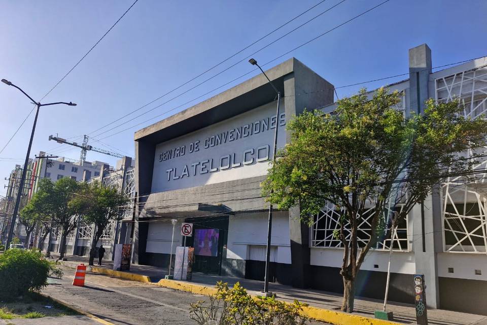 Fachada de enfrente de día
