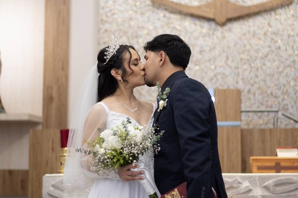 El primer beso como esposos