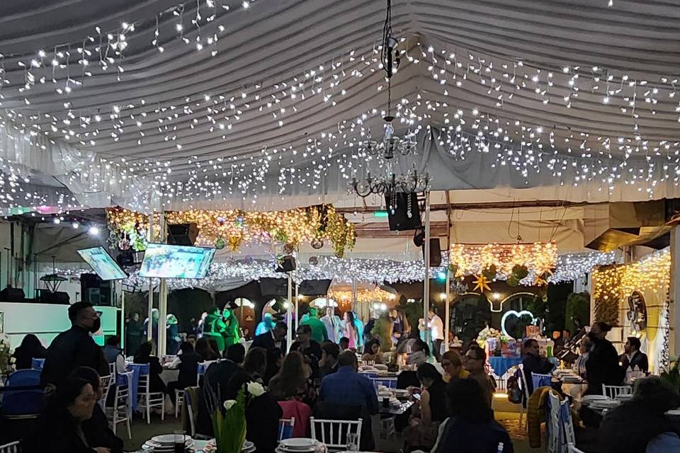 Noche con luces en la carpa