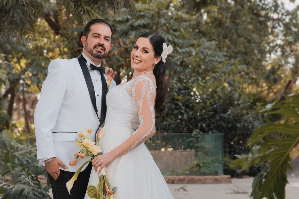 Novios sonriendo