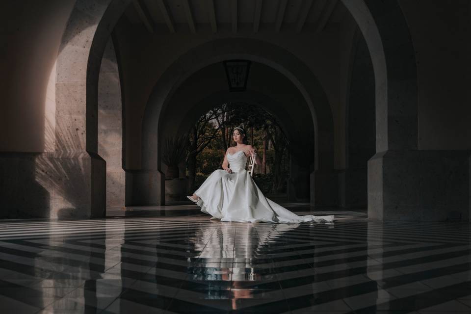 Novia entre arcos