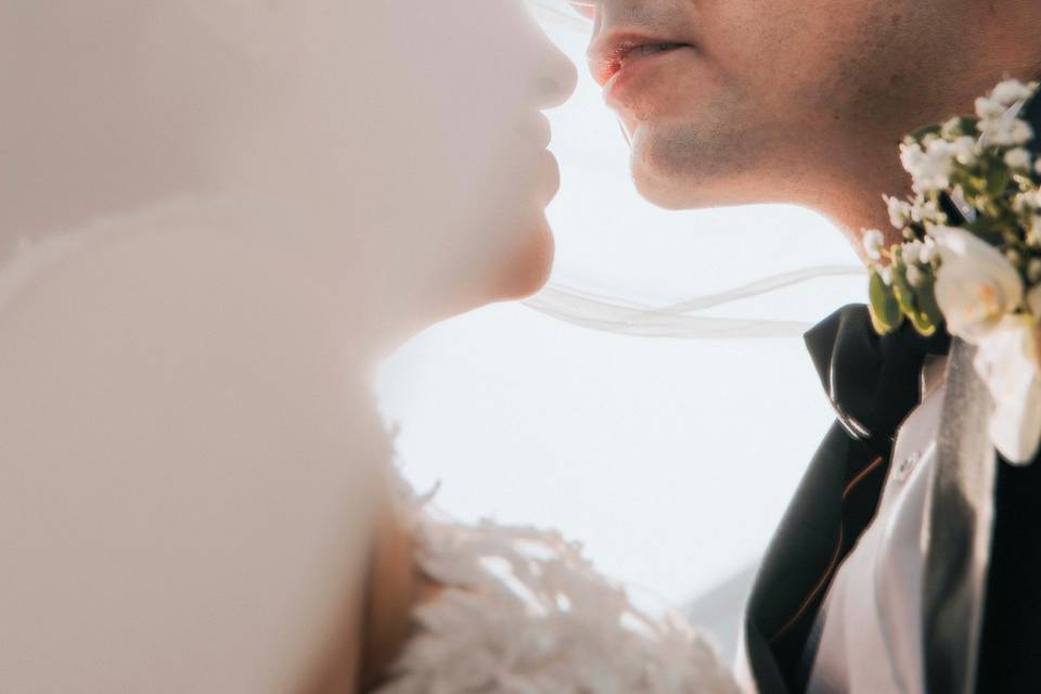 Beso bajo el velo