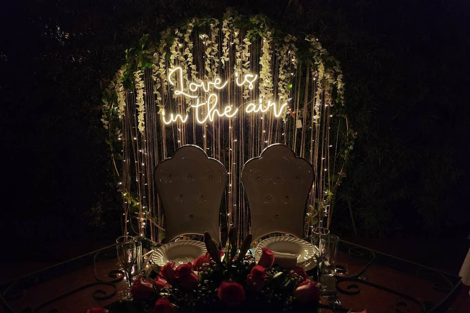 Decoración mesa de novios