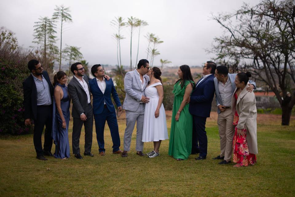 Pareja con sus invitados en el campo