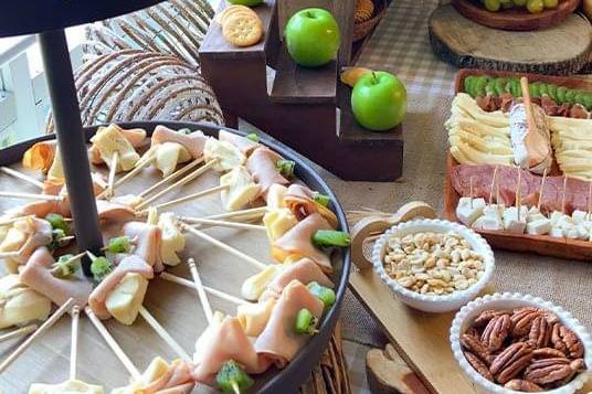 Mesa de quesos y carnes frías