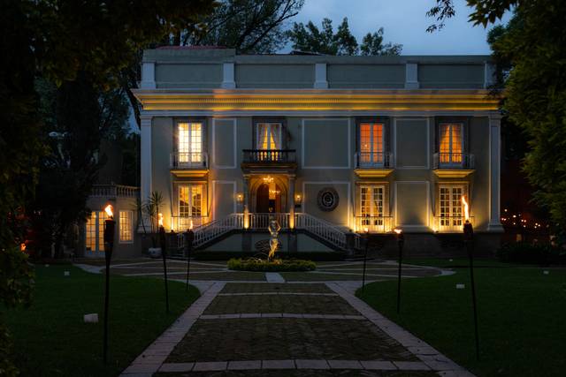 Fachada frontal de noche
