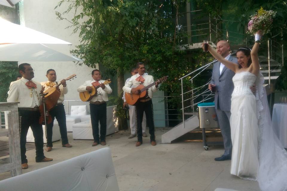 Brindando con mariachis