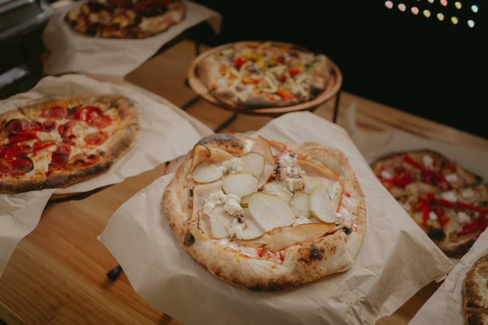 Buffet de pizzas horno de leña