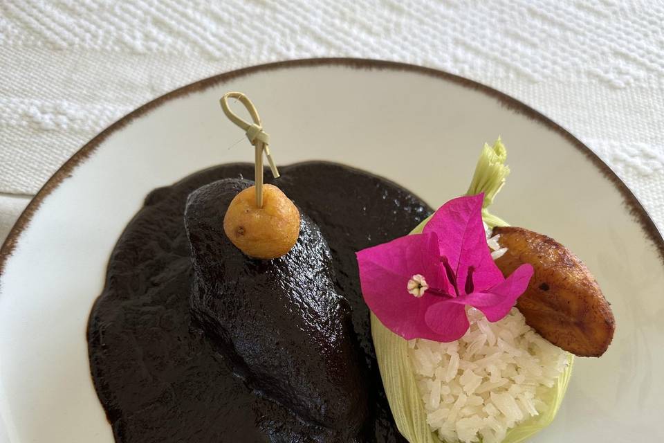 Mole negro acompañado de arroz