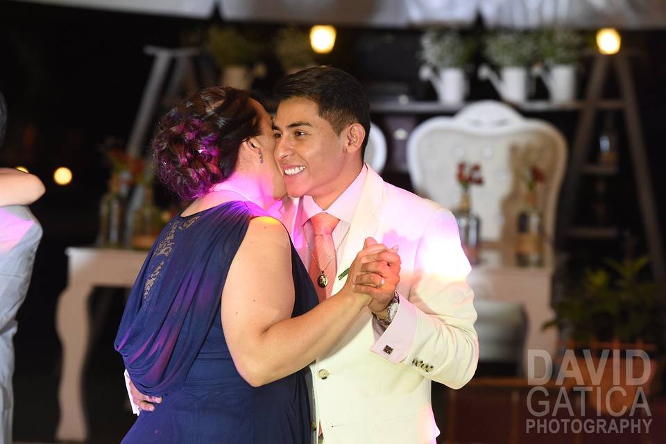 Baile con la mamá