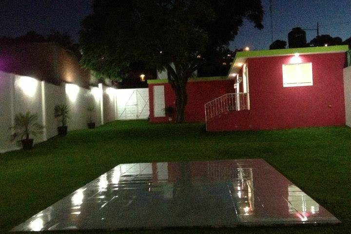 Jardín anochecer