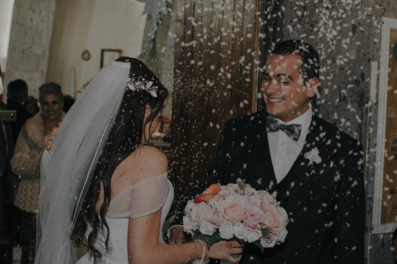 Novios bajo una lluvia de arroz