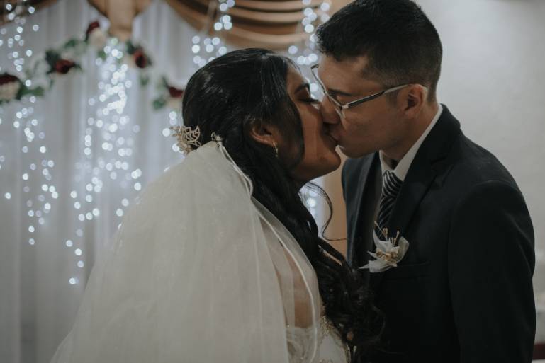 Novios dándose un beso