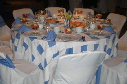 Decoración de mesa para un banquete