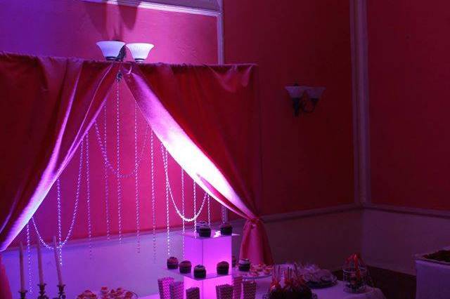 Mesa con iluminación rosa