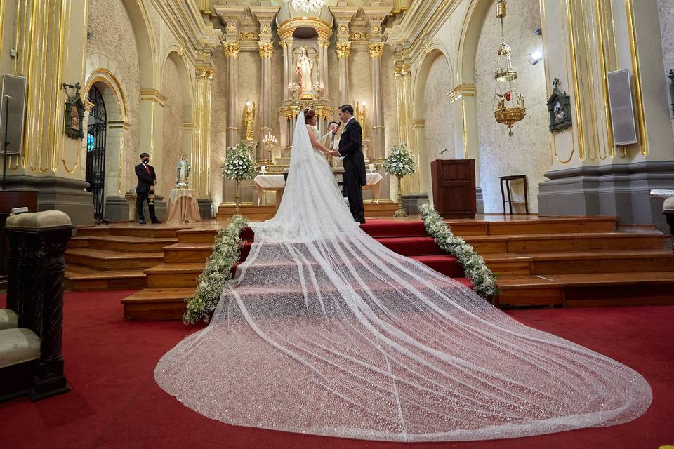 Frente al altar