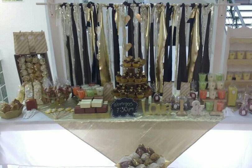 Mesa de dulces con cortinero