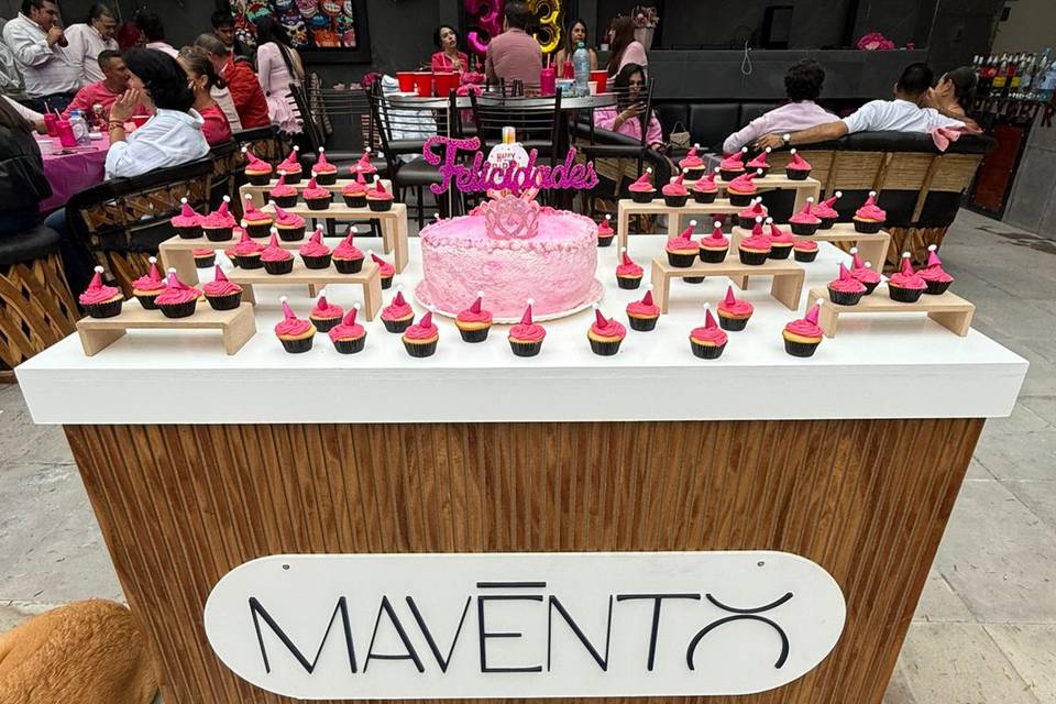 Carrito de cupcakes con pastel