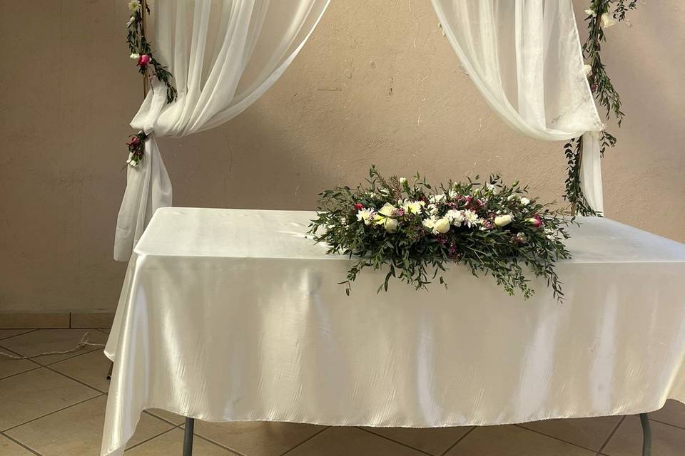 Boda petite arco  y  mesa