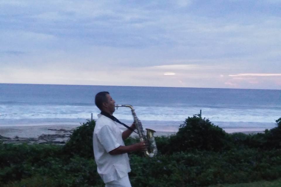 Edgar González - Saxofonista