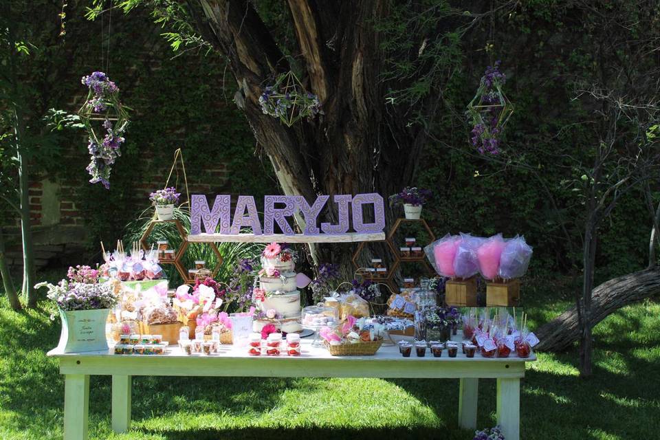 Mesa de postres boda y primera