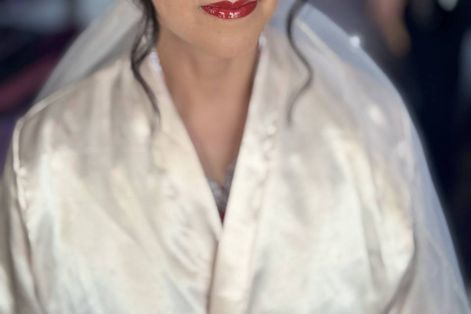 Novia con labios rojos