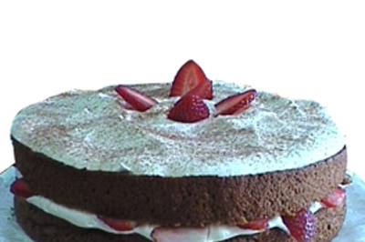 Pastel de chocolate con fresas