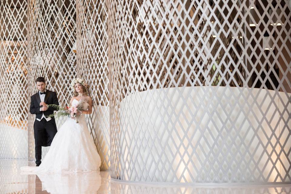 Novios en pasillo restaurante