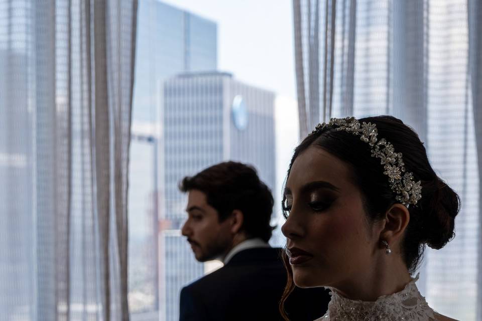 Novios en habitación