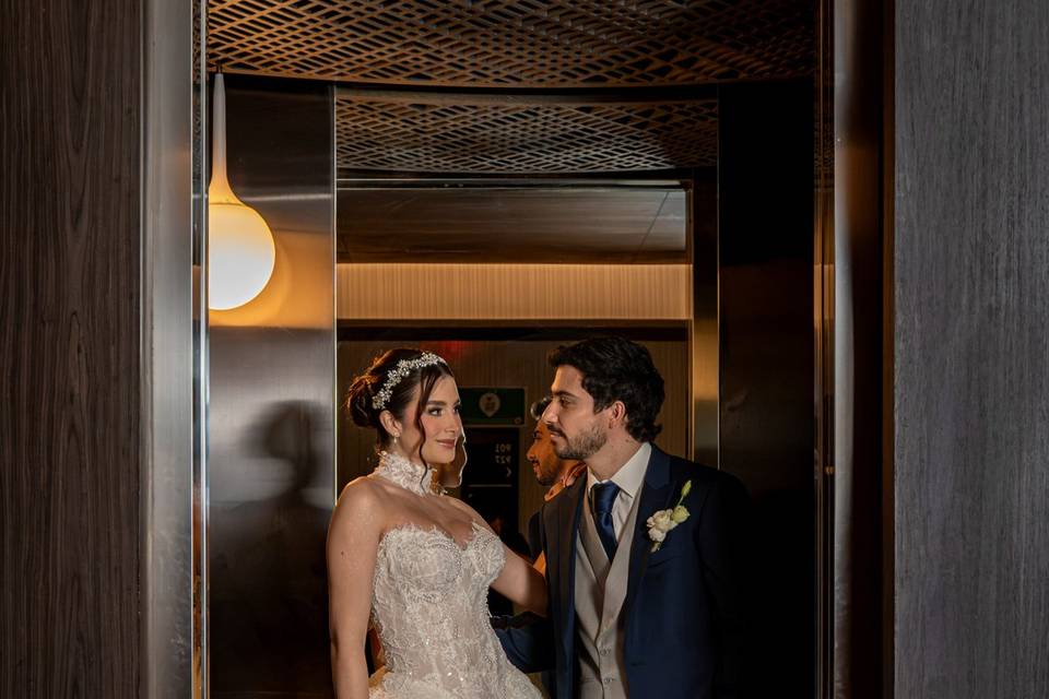 Novios en ascensor