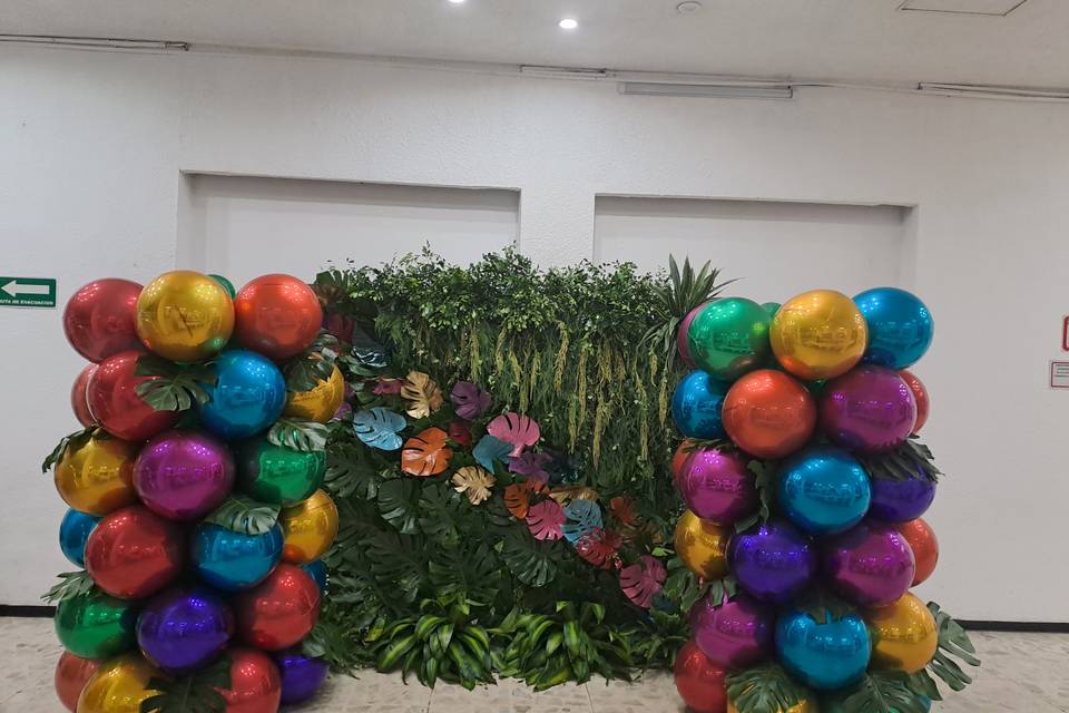 Muro verde con globos