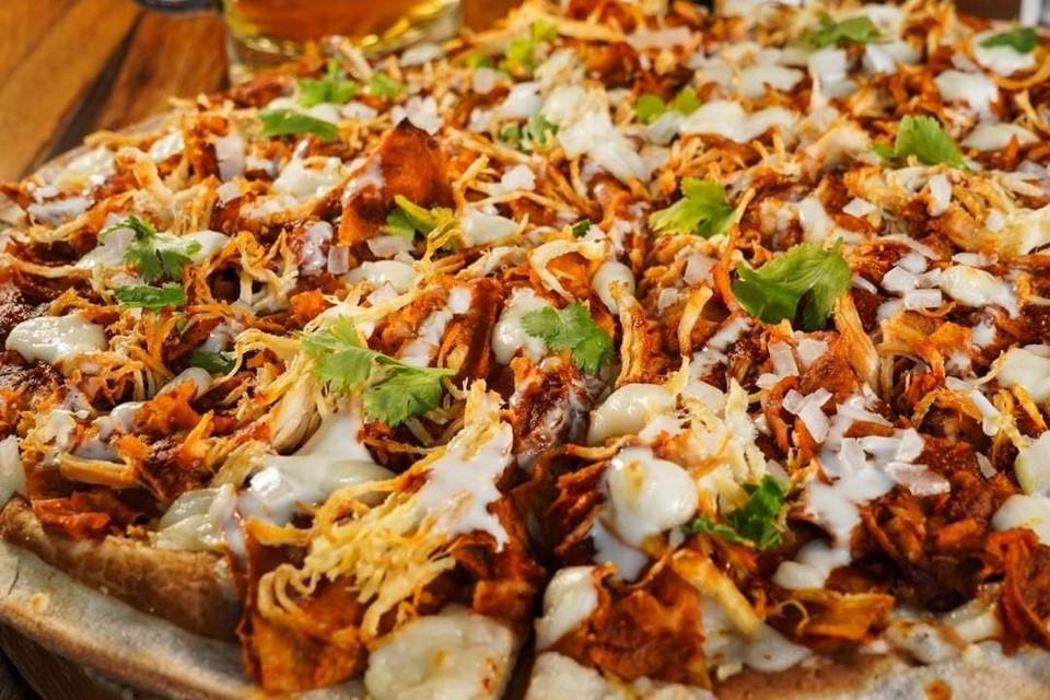 Pizza de chilaquiles con pollo