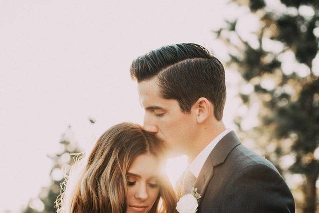 Novios con destello de luz