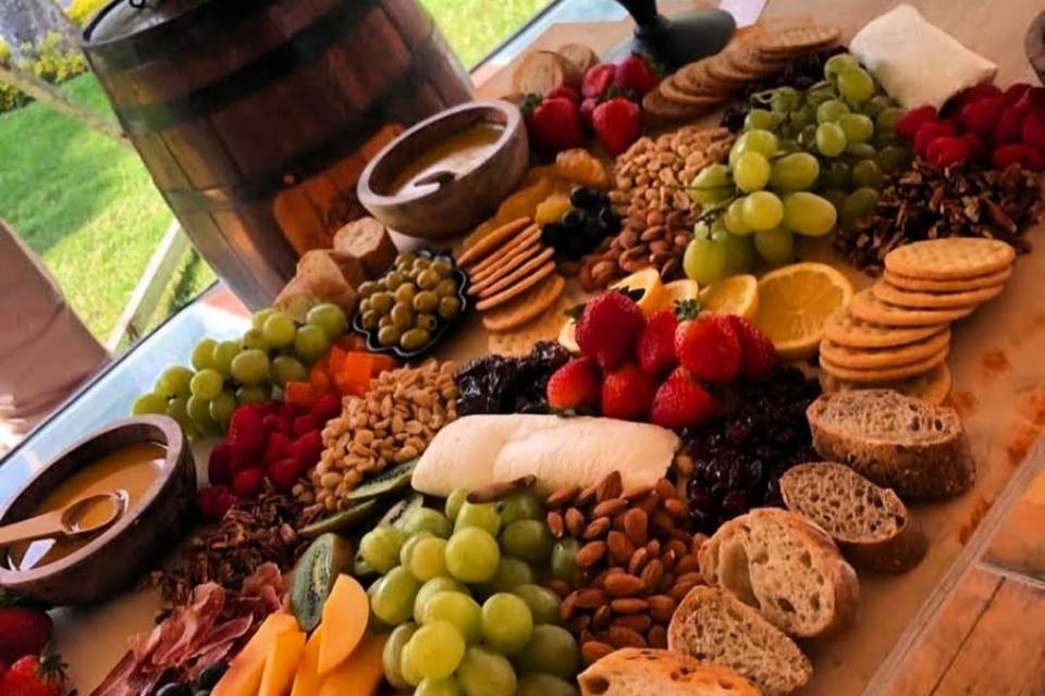 Mesa de quesos y carnes frías