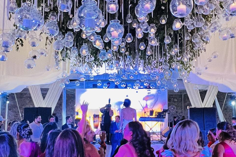 Decoracion con flores y DJ